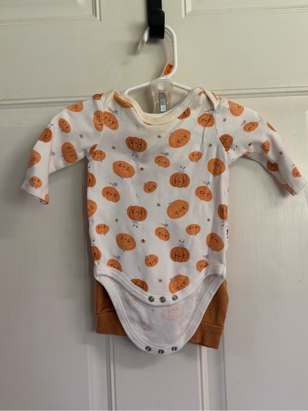 3/6M Rabbit + Bear cream pumpkin long sleeve bodysuit/pull on pants set. VGUC